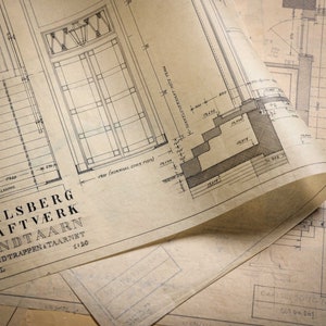 Può includere: Un primo piano di un progetto architettonico per una scala e una torre, con il testo "Carlsberg Raftverk Vandtaarn" e "Hovedtrappen & Taarnet" visibile. Il progetto è disegnato su carta invecchiata e ingiallita.
