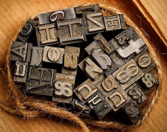 Set di blocchi di lettere antiche tipografiche t, a, h, e, n, æ, lettere maiuscole per stampanti d'epoca, stampa tipo giornale.