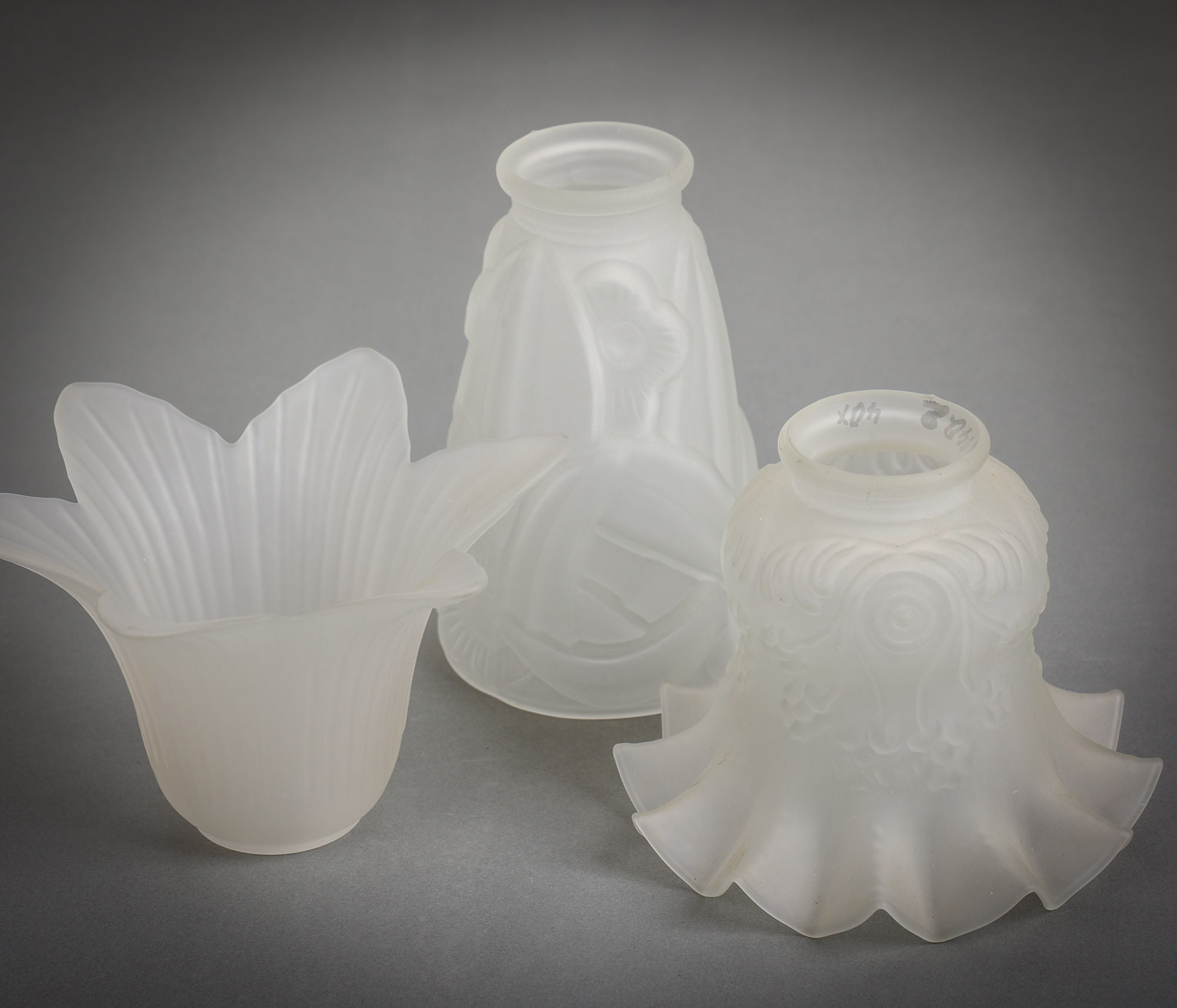 Antiker Milchglas-Lampenschirm, Art Deco Tulpenform, französischer Ersatz