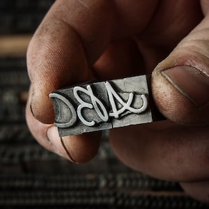 Bloques de letras antiguas impresas en tipografía, appel 36pt. Letras de imprenta vintage, impresión tipográfica de periódico, juego de tipos que incluye æ, ø, å
