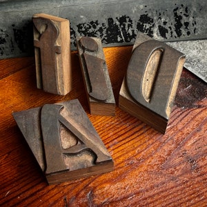 Bloques de impresión tipográfica, 3,5 cm/ 1,4 pulgadas, madera, vintage, excelente estado, década de 1940, mezcla de letras mayúsculas y minúsculas.