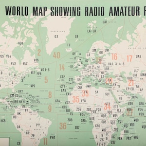 アマチュア無線のプレフィックスを示すヴィンテージオリジナル世界地図ポスター – 1960 年代の地図デザイン