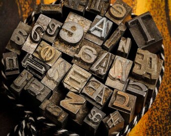Set di blocchi di lettere antiche tipografiche t, a, h, e, n, æ, lettere maiuscole per stampanti d'epoca, stampa tipo giornale.