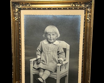 Beautiful antique gold picture frames in wood and plaster / flat glass