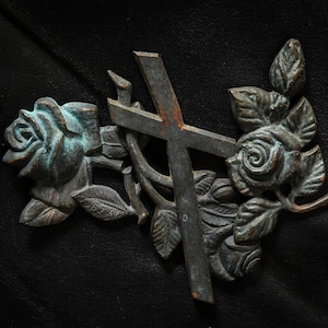 Mooie vintage bronzen roos uit de jaren 50 van een oude grafsteen: