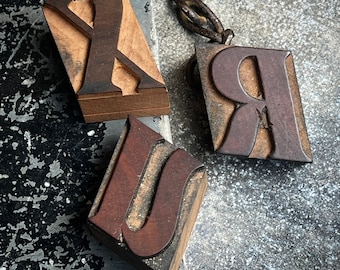 3,5-4,5 cm/ 1,38-1,77 inch, letterpress blocks, wood. vintage, great condition, 1940s, mix of numbers, upper / lowercase letters