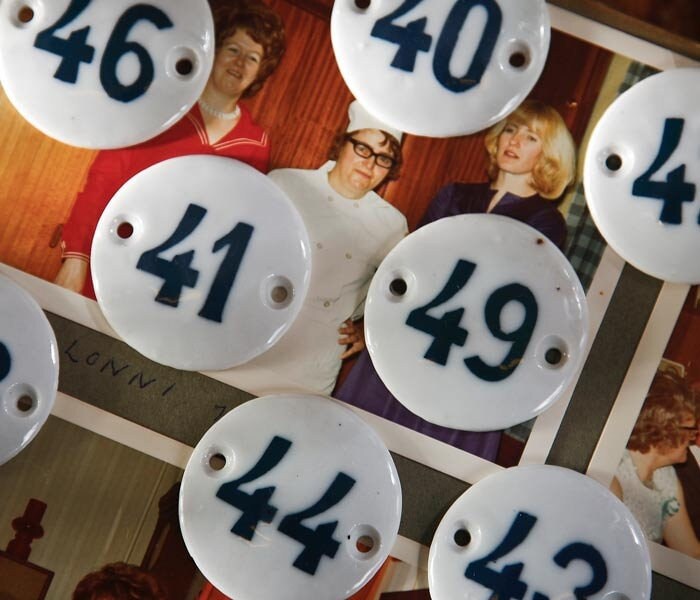 45 t/m 59... prachtig, vintage, jaren 1950, oude hotelkamernummers, keramiek, vintage brievenbus, deurbordje, huisnr. porselein