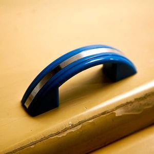 4 Vintage Möbelknäufe, Original alte Metallbeschläge, Architekturtechnik, Mid-Century Kunststoff und Chrom