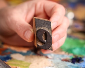 3.6 cm (1.42 in) Vintage Wooden Letterpress Printing Blocks – 1940s Originals