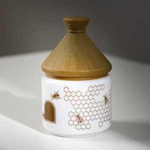 Vintage melkglazen honingpot – Bee & Hive-motief met origineel deksel