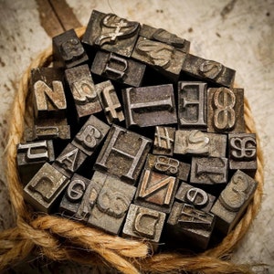 Conjunto de bloques de letras tipográficas antiguas t,a,h,e,n,æ, letras de imprenta vintage, impresión tipográfica de periódico.