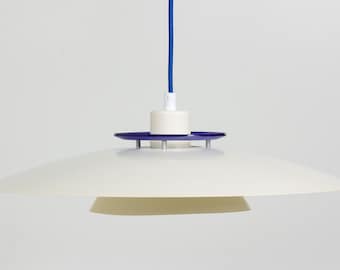 Una lámpara colgante minimalista vintage de Design Light A/S Dinamarca modelo Gitte MCM Diseño de iluminación danés