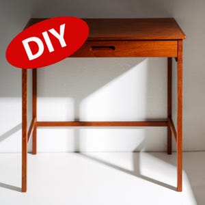 Op de afbeelding: Een bruin houten bureau met een rechthoekig blad en een enkele lade met een verzonken handgreep. Een rode ovale afbeelding met de witte tekst DIY is over de linkerbovenhoek van het bureau geplaatst, dat op vier rechte houten poten staat.