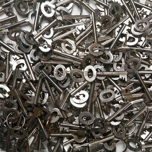 Set von 6 alten dänischen Schließfachschlüssel - Vintage skandinavische Metallschlüssel, 5,5 bis 6,5 cm lang