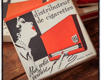 Distributeur de Cigarettes, old French cigarette automatic case for the car.