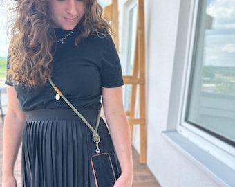 Khaki-colored crossbody phone chain | Includes adapter patch | 8 mm sail rope | Adjustable size up to 130 cm