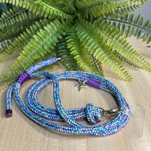 Blaue Handykette "Mermaid" | universal nutzbar (iPhone, Samsung etc.) | inklusive Adapter Patch | 8mm Segeltau | Größenverstellbar bis 130cm