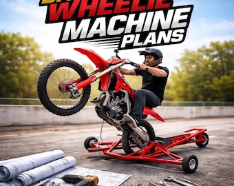 Puede incluir: Una moto de cross roja montada sobre un marco de entrenamiento de metal rojo. El texto DIY WHEELIE MACHINE PLANS aparece arriba. En el suelo hay dos planos enrollados, un taladro negro y amarillo y varias llaves de metal plateado.