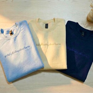 Sudadera con bordado de caballo: Probablemente pensando en caballos. Sudadera de cuello redondo. imagen 4