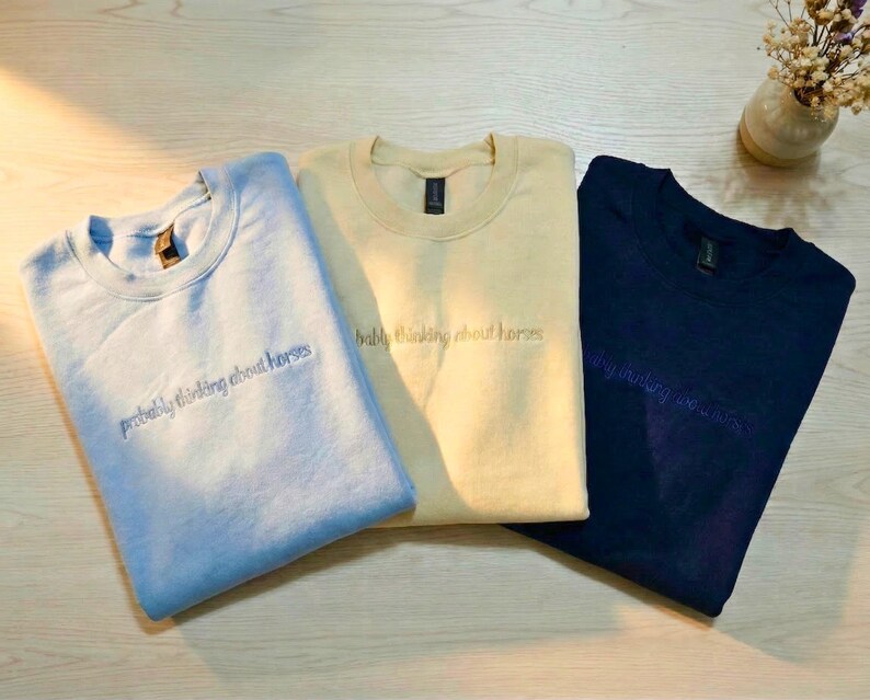 Sudadera con bordado de caballo: Probablemente pensando en caballos. Sudadera de cuello redondo. imagen 4