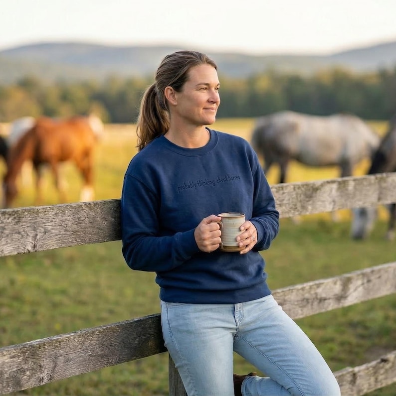 Sudadera con bordado de caballo: Probablemente pensando en caballos. Sudadera de cuello redondo. imagen 1