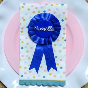 Benutzerdefinierte Blue Ribbon Tischkarte Anstecknadel Brosche Pferd Band Pferdesport Party Namenskarte Party Dekoration Hochzeit Decor Reiter Pin Personalisiert