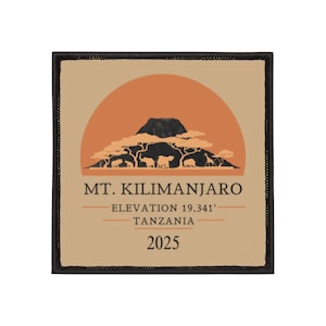Puede incluir: Parche cuadrado con una ilustración estilizada del Monte Kilimanjaro, un sol naranja, árboles y animales. Texto: "MT. KILIMANJARO", elevación 5.895 metros, Tanzania, y el año 2025. Borde negro.