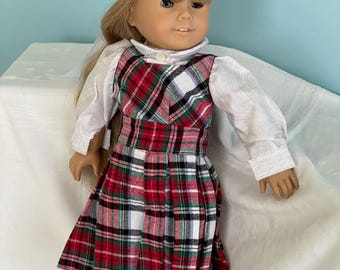 Mollys geplooide geruite trui met blouse en baret, haar schooljurk.