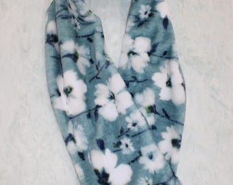 Blauw met bloemenpatroon minky sjaal, warm en zacht.