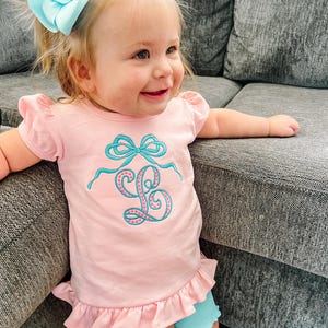 Chemise à volants brodée personnalisée avec noeud - Cadeau pour bébé fille avec monogramme personnalisé