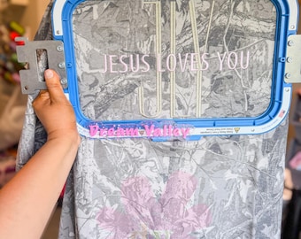 "Besticktes ""Jesus Loves You"" Oversized T-Shirt - Benutzerdefinierte Farboption."
