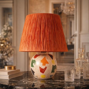 Handgefertigte Orange Terrazzo Tischlampe - Keramikleuchte im Memphis-Stil - Funky plissierter Lampenschirm - Buntes, Eklektisches Nachttisch Dekor - Retro Schreibtischlampe