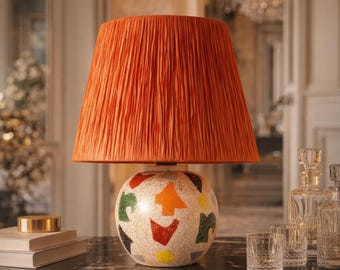 Lámpara de mesa de terrazo naranja hecha a mano - Lámpara de cerámica estilo Memphis - Pantalla plisada moderna - Decoración ecléctica y colorida para mesita de noche - Lámpara de escritorio retro