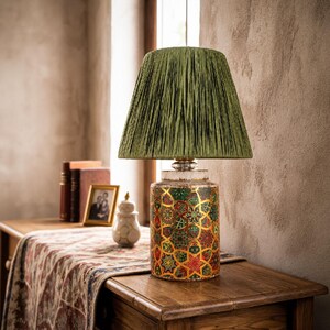 Handgefertigte Keramik-Tischlampe, khakigrün gemustertes Keramik, Lampenschirm aus Bast, Boho-Schreibtischlampe im Ethno-Stil, kleine Nachttischlampe