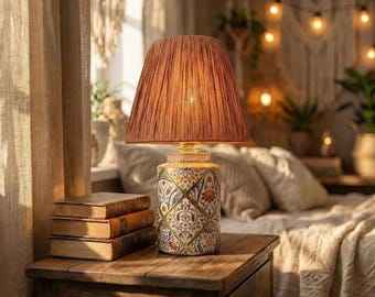 Lámpara de mesa de cerámica hecha a mano - Pantalla de hilo de rafia marrón oscuro - Lámpara de noche rústica bohemia - Base decoupage con patrón de azulejos