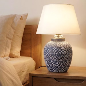Handgemaakte blauwe keramische tafellamp - bedlampje visschubpatroon - kusthuisdecor - moderne E27 bureaulamp - uniek housewarmingcadeau