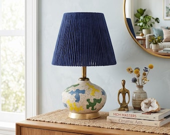 Lampada da tavolo in ceramica fatta a mano, paralume blu navy, lampada da scrivania moderna e scultorea, elegante luce d'accento in ceramica