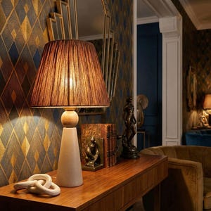 Handgjord bordslampa i krämfärgad keramik - Brun raffiaskärm - Boho Rustik sänglampa - Jordnära Naturlig Heminredning