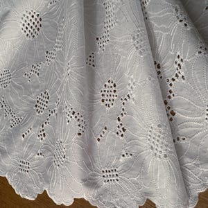Ital. Baumoll-Batiststoff, Qualitätsstoff, Sangalo-Ösestoff, applizierte Blüten, bestickt, weiße Farbe, beidseitige Bogenkante, Top Qualität Bild 6