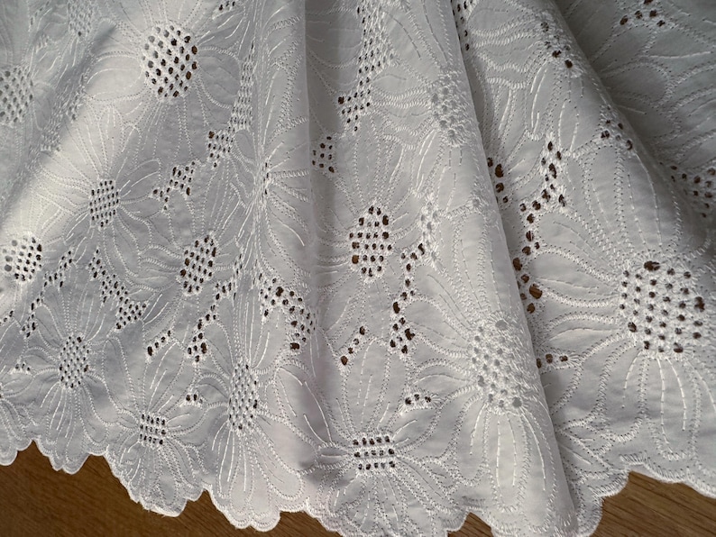 Ital. Baumoll-Batiststoff, Qualitätsstoff, Sangalo-Ösestoff, applizierte Blüten, bestickt, weiße Farbe, beidseitige Bogenkante, Top Qualität Bild 6