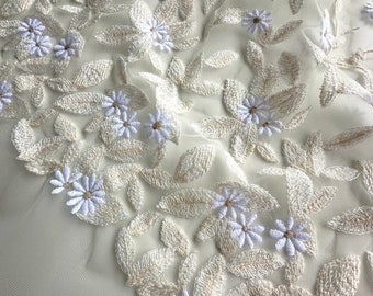 Bestickter Tüll Stoff mit weißen und beige Blüten, italienische Tüll-Spitze für  festliche Anlässe, ein Reststück 0,5m
