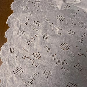 Ital. Baumoll-Batiststoff, Qualitätsstoff, Sangalo-Ösestoff, applizierte Blüten, bestickt, weiße Farbe, beidseitige Bogenkante, Top Qualität Bild 5