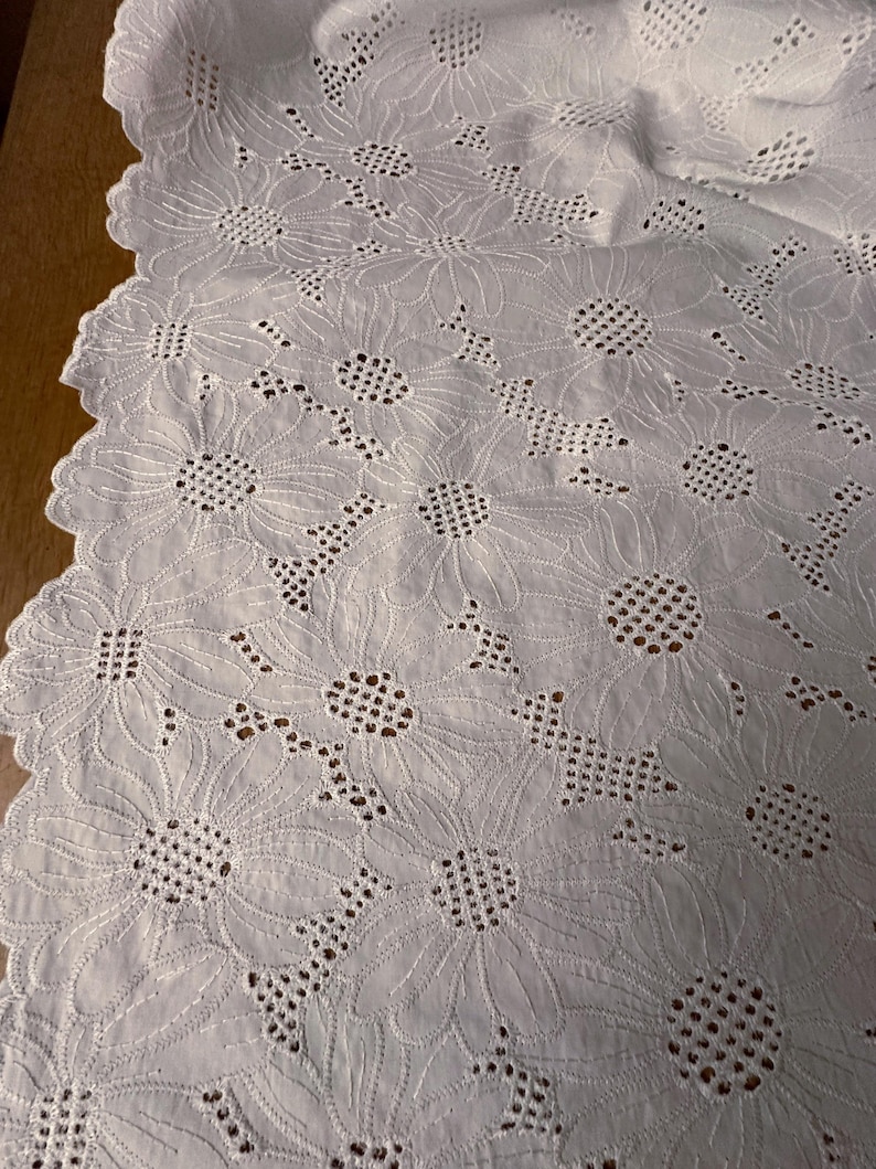 Ital. Baumoll-Batiststoff, Qualitätsstoff, Sangalo-Ösestoff, applizierte Blüten, bestickt, weiße Farbe, beidseitige Bogenkante, Top Qualität Bild 5