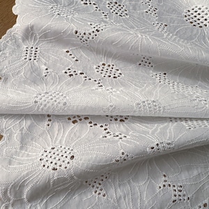 Ital. Baumoll-Batiststoff, Qualitätsstoff, Sangalo-Ösestoff, applizierte Blüten, bestickt, weiße Farbe, beidseitige Bogenkante, Top Qualität Bild 1