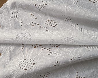 Ital. Baumoll-Batiststoff, Qualitätsstoff, Sangalo-Ösestoff, applizierte Blüten, bestickt, weiße Farbe, beidseitige Bogenkante, Top Qualität