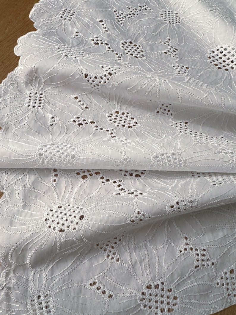 Ital. Baumoll-Batiststoff, Qualitätsstoff, Sangalo-Ösestoff, applizierte Blüten, bestickt, weiße Farbe, beidseitige Bogenkante, Top Qualität Bild 1