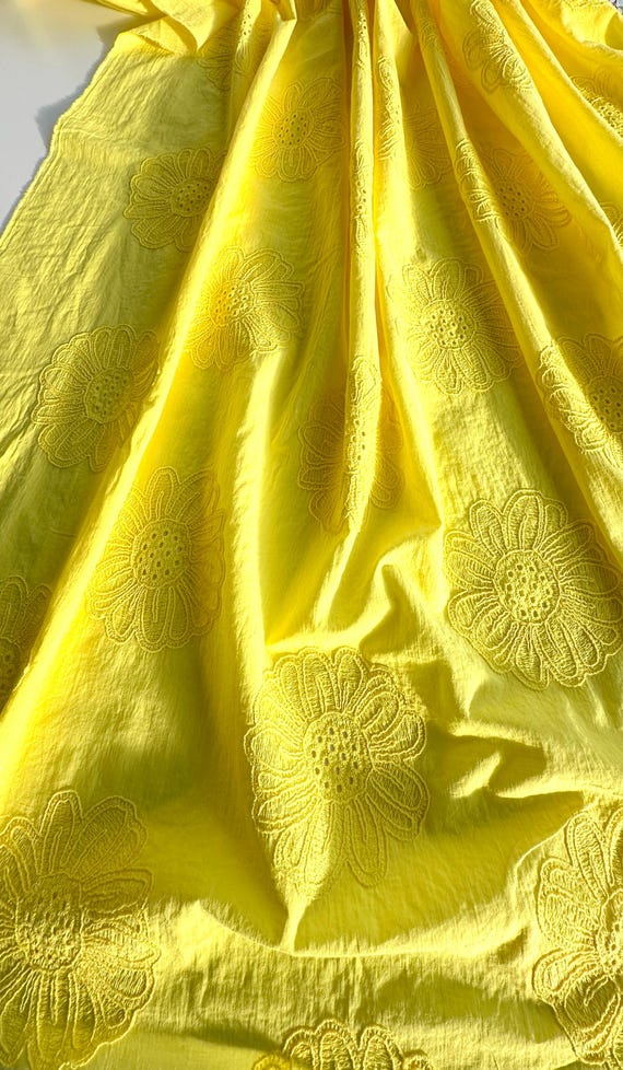 Italienischer Batist Stoff, Sangallo Stoff, Stickerei Stoff, Designer Stoff mit wunderschönem Stickmuster in strahlendem Gelb!