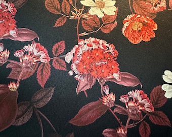 Pode incluir: Um tecido preto com um padrão floral com flores vermelhas, brancas e rosadas com folhas bordô.