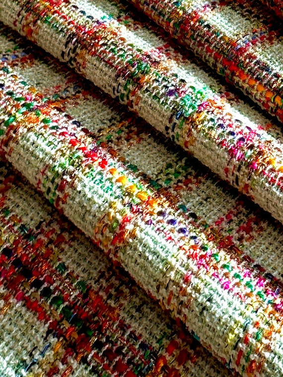 Italienischer Tweed-Premiumstoff, Wollmischung, Lurexfaden, strahlende Karo-Farben,  Hauptton Beige mit  Hauch Pastellgrün, lockeres Gewebe.