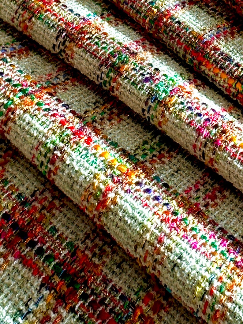 Puede incluir: Primer plano de una tela texturizada con fondo blanco y rayas de colores. La tela tiene una textura tejida y est&aacute; hecha de una variedad de materiales, incluyendo lana, algod&oacute;n y seda.